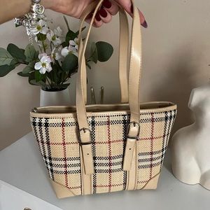 adorable vintage mid size purse 🧡